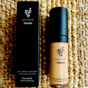 YOUNIQUE TOUCH skin solution concealer:  EYELET